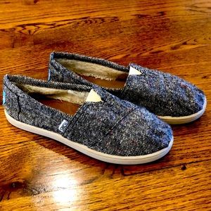 Toms shearling lined flats with metallic stitching